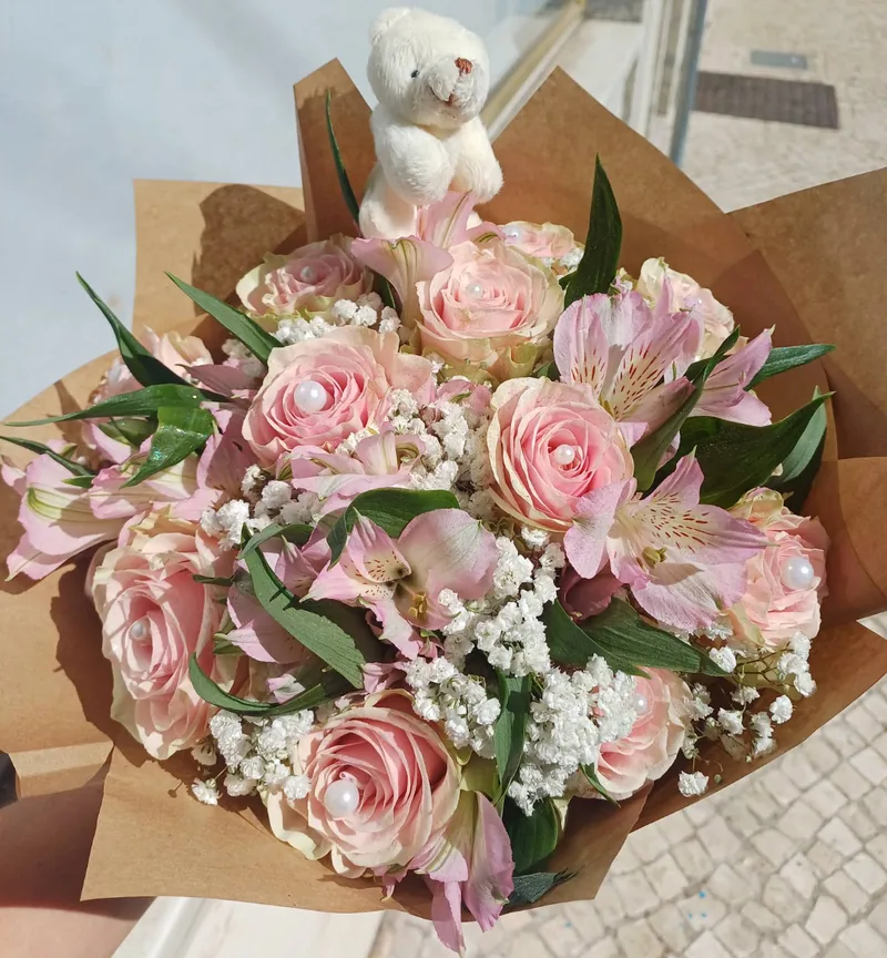 Ramo rosa personalizado com pequeno urso