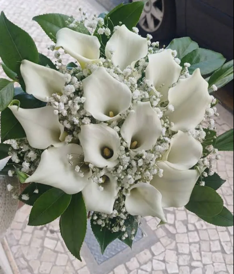 Bouquet branco de jarros e flores delicadas
