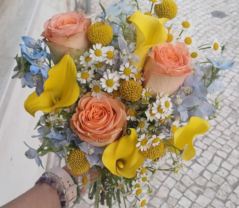 Ramo personalizado em tons de pêssego, amarelo e azul