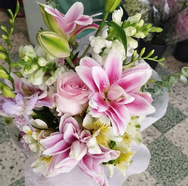 Arranjo de lírios rosa, rosas e flores brancas