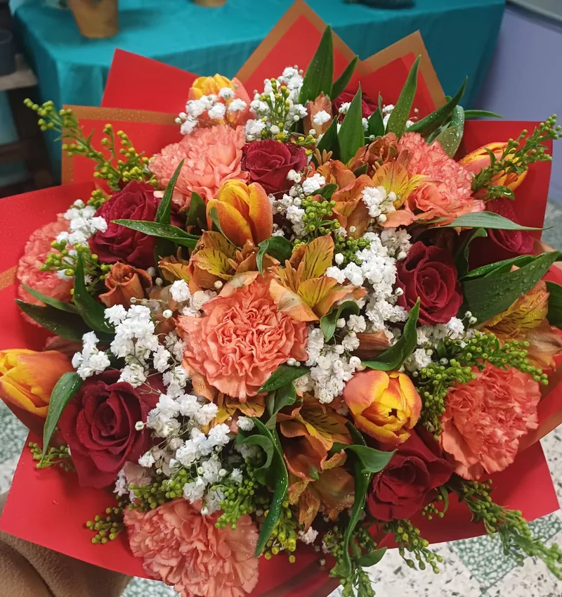 Ramo em tons terracota, vermelho e laranja feito à mão