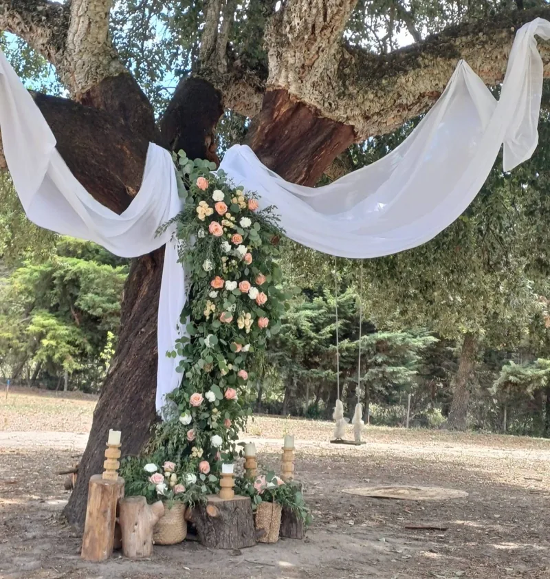 Decoração floral de casamento integrada numa grande árvore